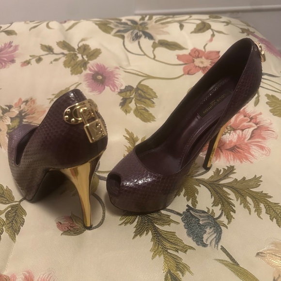 Shoes - Picture 2 of 4